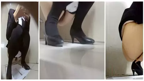 女厕偷拍，空姐一双修长的美腿，厚黑丝粉内裤