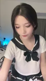 外表文静美少女！黑白丝袜情趣装！自摸骚穴，假吊按摩器双管齐下，爽的娇喘连连，双指插入猛扣，表情享受