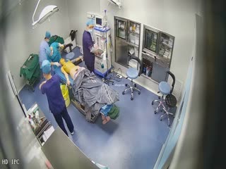 美容整形医院摄像头监控偷拍美眉丰胸检查阴道，刮逼毛插尿管医生忙着做手术小护士玩手机