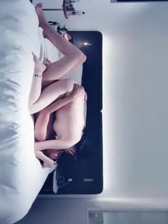 王先生广场散步勾搭美少妇,聊了一段时间顺利约到酒店偷情