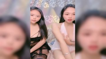 酒窝甜美小姐姐！和闺蜜一起诱惑！性感白裙睡衣。