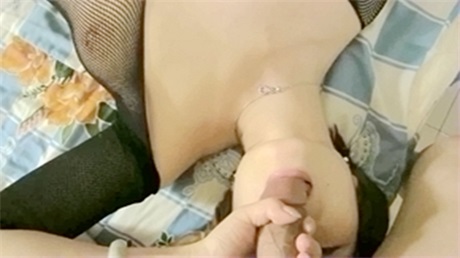 离异风骚短发气质少妇微信与小伙聊了几个月见面啪啪...