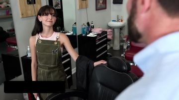 小宝贝 Serena Hill 的紧致小穴被巨屌勐戳和拉伸