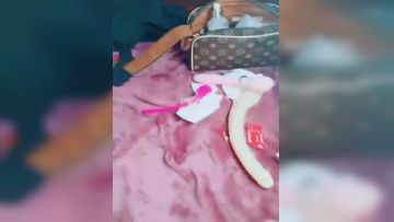 【骚妈带着两个女儿一起大秀直播】全程露脸好刺激黑丝情趣装诱惑吃奶舔逼AV棒自慰骚穴嫩的出水还没毛的!