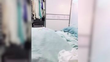 【 喵喵是个猫】顶级短发酒窝美女，小背心肉色丝袜抚摸美臀，半脱下黑丝掰开嫩穴。