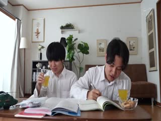 - 你妈妈是个疯狂的变态。我儿子最好的朋友让我想起了一个女人，让我成为了一个受虐狂。 森泽佳奈 - 森泽佳奈 (饭冈佳奈子)