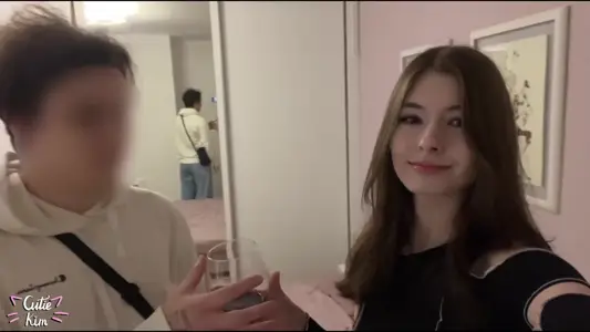 性感女孩让一个陌生人达到高潮，让他在十一月里走向黑暗面