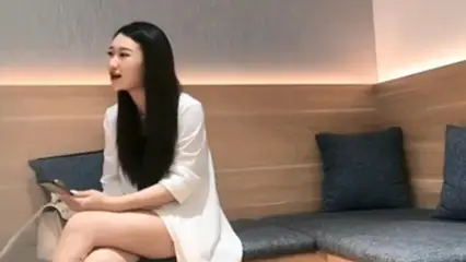 【探花精选】漂亮大奶美女,被扛着大腿操的呻吟不停,爽的嘴都弯了