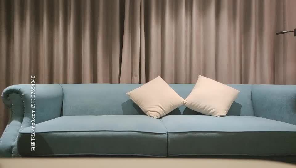 全套情趣空姐制服外围美女 ，修长美腿渔网袜 ，吸吮舔屌插嘴口活一流 ，扶着细腰后入肥穴 ，站立侧入镜头前一进一出