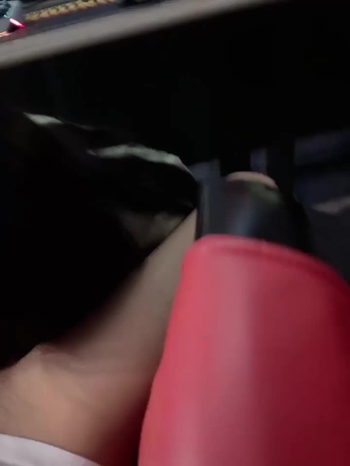 单位领导酒店潜规则新来的美女实习生 各种姿势把玩她的嫩鲍鱼