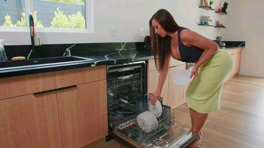 [高清欧美]极品美少妇背着老公悄悄偷情他的好兄弟