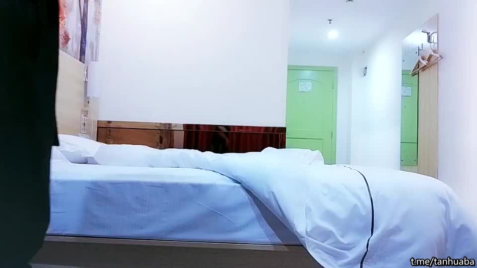 【东京热不热探花】，新晋探花劲爆首场，26岁兼职瑜伽教练，身材一级棒，C罩杯，阴毛浓郁好欠干，香艳刺激必下