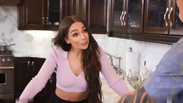 表妹的性感身材让姐夫来服务直接在厨房搞她爆操她的屁眼