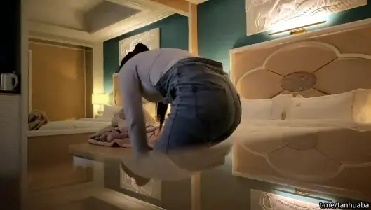 北京换妻圈资深单男参与，漂亮25岁人妻小少妇，风骚妩媚来一段艳舞，老公欣赏荡妇被干喜笑颜