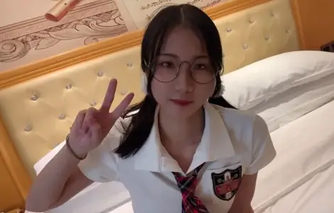 清纯学生制服诱惑！极品嫩妹高清露脸完美出镜