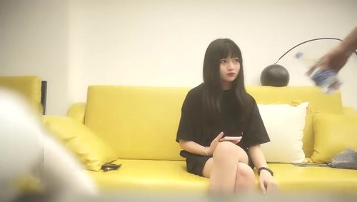 嫩妹私约激情互舔：倒立69口交 骑乘无套狂插内射，超近距离特写！