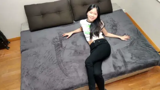 没时间脱掉牛仔裤了——现在就想要那个紧致的骚穴