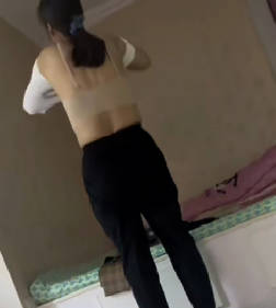 海角社区.老妈买新衣回来试穿给我看