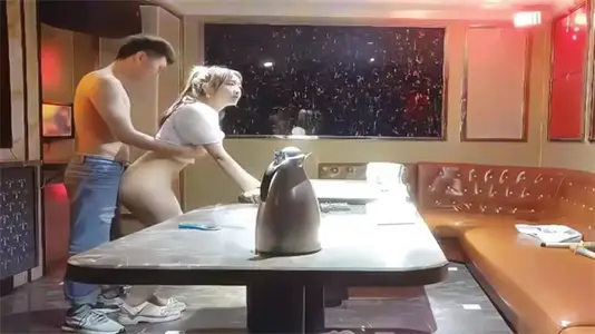 KTV激情包房狂干高颜值小姐姐