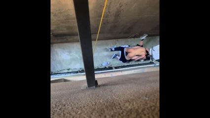 【网曝吃瓜】小情侣的小春天来了，光天化日之下 在小巷子里就干起来了 视频被偷录流出