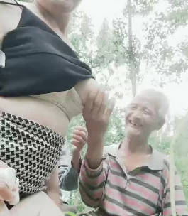 燕姐下乡户外专门勾引农村老头野战一次找了3个色老头4P给他们喝红牛补体力