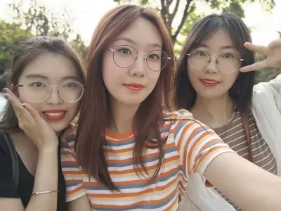 瓜友们极度热爱的反差女大学生，清纯可爱的外表下被男友曝光宿舍自慰和性爱啪啪视频